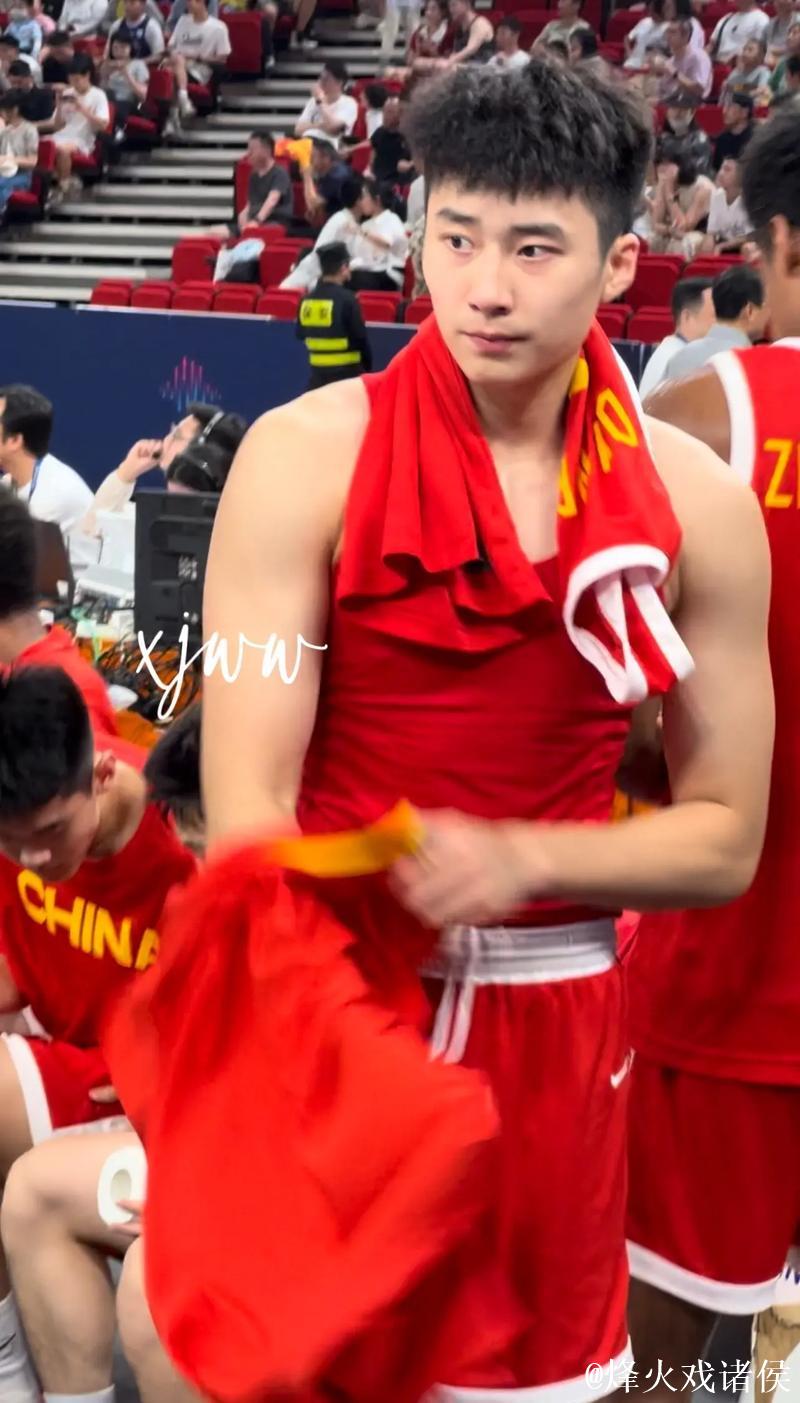 段睿骐全场出战27分钟,投篮13中7得到20分6篮板5助攻1抢断 段睿骐全场出战27分钟,投篮13中7得到20分6篮板5助攻1抢断